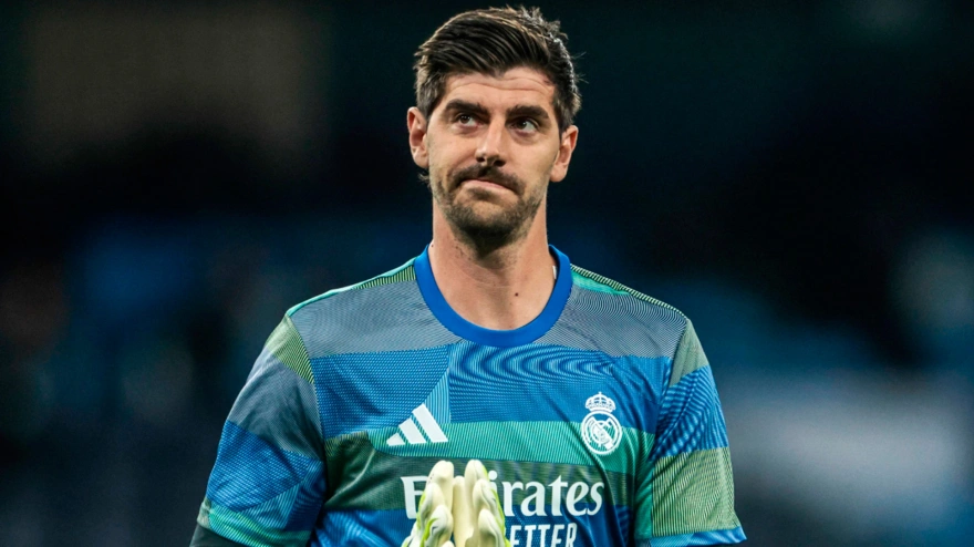 Thibaut Courtois calienta antes de disputar el Manchester City-Real Madrid