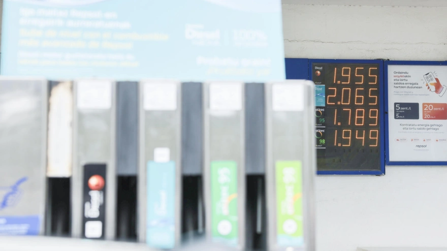 Una gasolinera marca el combustible diésel por encima de los dos euros/litro este domingo