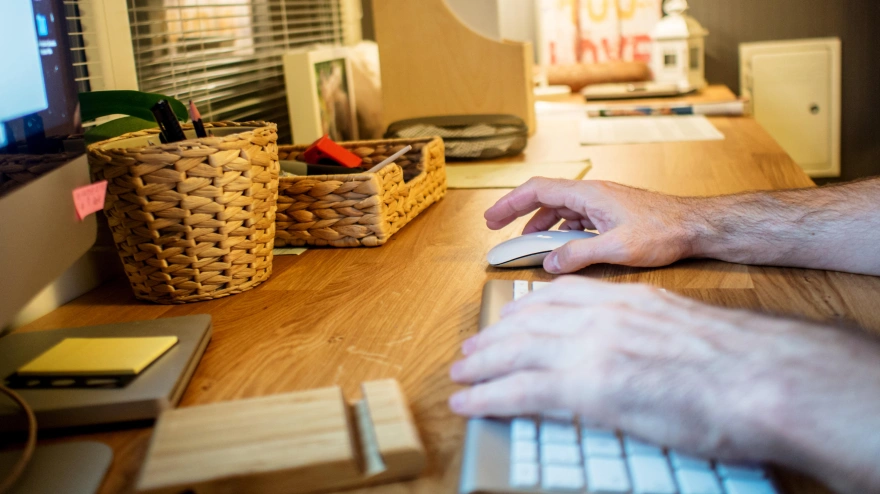 Un hombre teletrabajando en casa