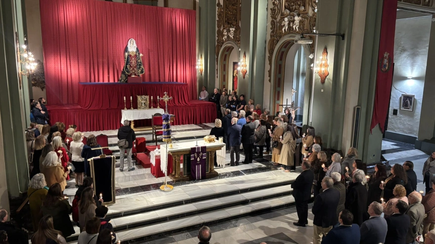 El altar preparado para esta noche