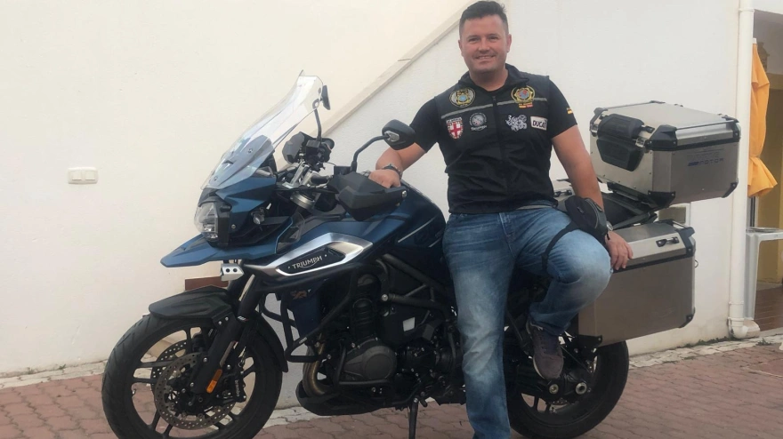 Revelan el arriesgado trabajo de los motoristas en el ciclismo: 8 horas de máxima tensión a más de 200 km/h