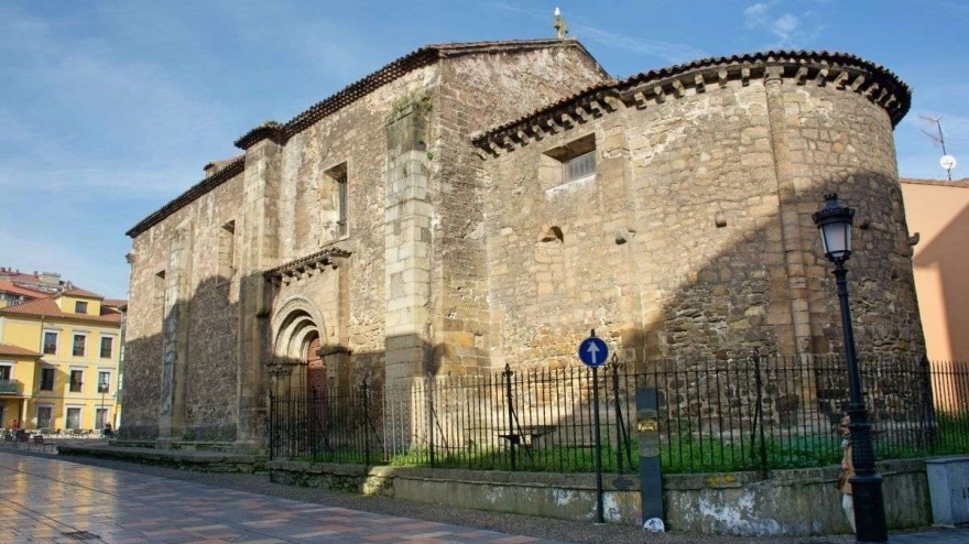 Una imagen de la Iglesia Vieja de Sabugo, en la Plaza del Carbayo