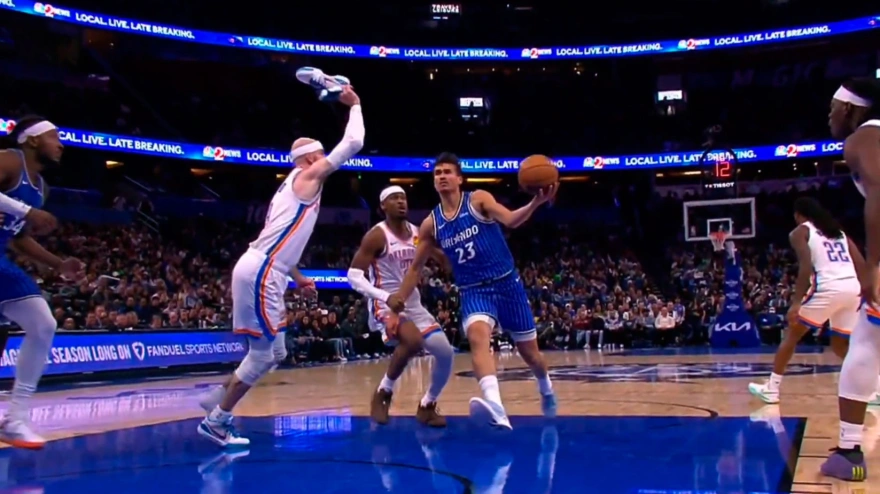 Alex Caruso intenta taponar con su zapatilla en la mano a Tristan da Silva.