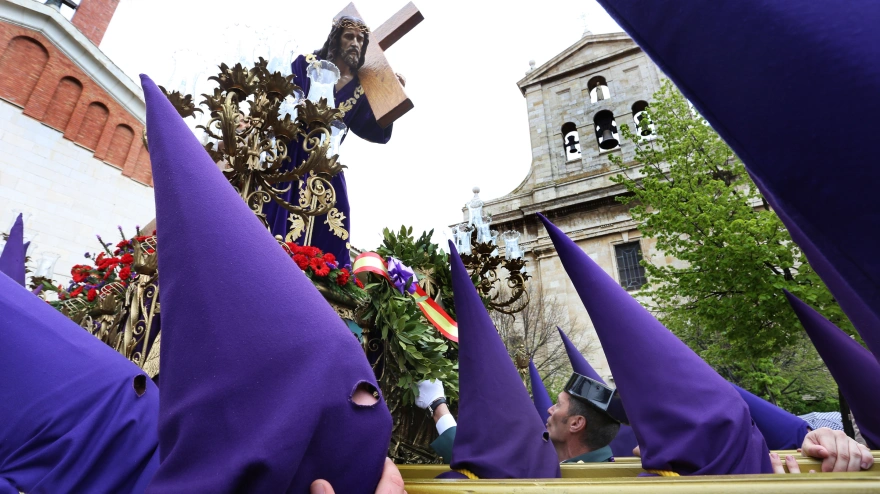 Paso de Jesús Nazareno con el Cirineo en la procesión de los Pasos en el Viernes Santo durante la ofrenda floral a los difuntos en 2019