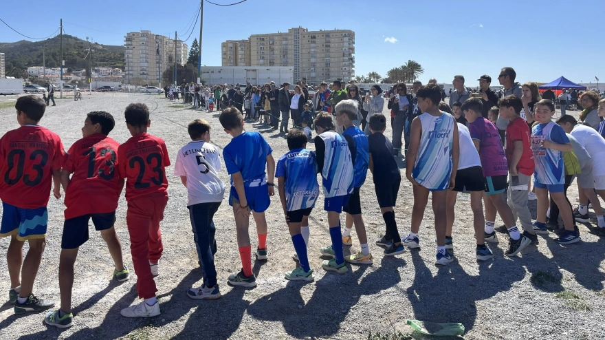 Una de las múltiples salidas del VIII Cross Escolar de Torrenueva Costa