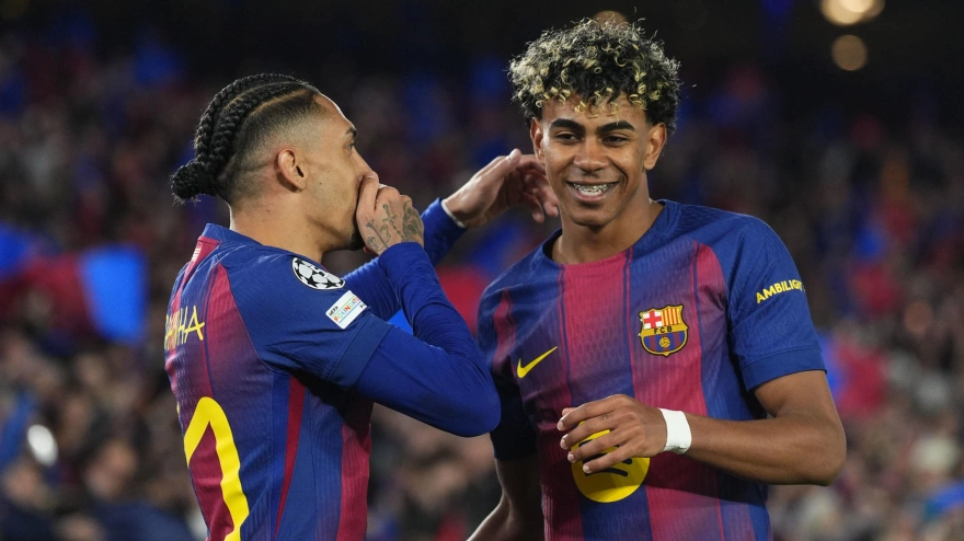 Raphinha y Lamine Yamal celebrando un gol contra el Newcastle