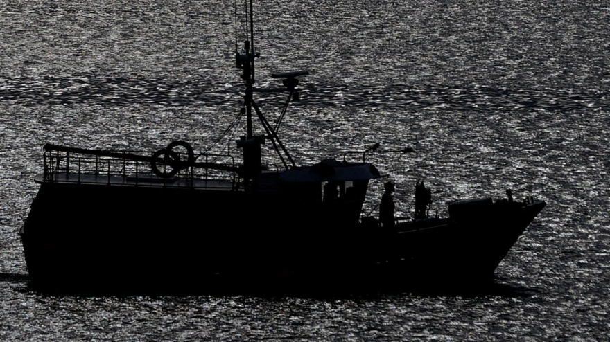 Un pesquero sale a faenar desde el puerto de A Coruña