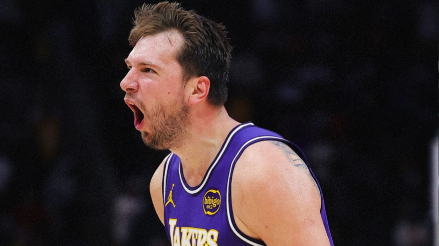 Luka Doncic jugando contra los Houston Rockets