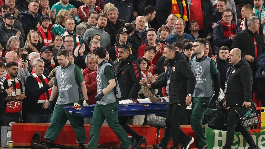 Noa Lang es retirado en camilla entre los aplausos del público de Londres.