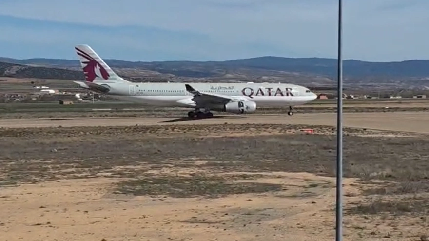 Avión de Qatar Airways aterrizando en Teruel
