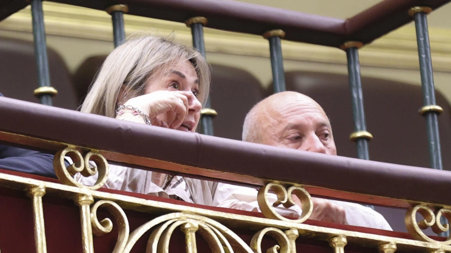 MADRID, 17/03/2026.- Marisol Burón, madre de Marta Calvo, que fue víctima de un asesino en serie, asiste al pleno que el Congreso de los Diputados celebra este martes. EFE/ Victor Lerena