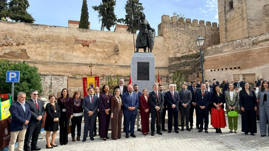 Autoridades en la inauguración de la estatua