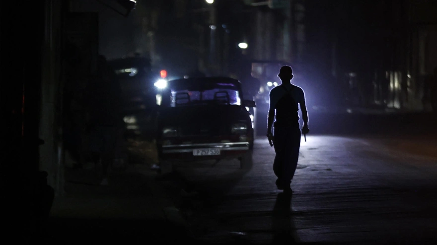 Una persona caminando por una calle sin luz durante un apagón en La Habana (Cuba)