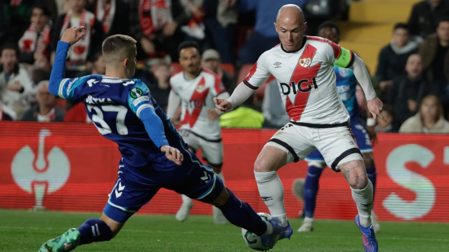 Isi Palazón controla el balón ante el jugador del Samsunspor, Lubomir Satka