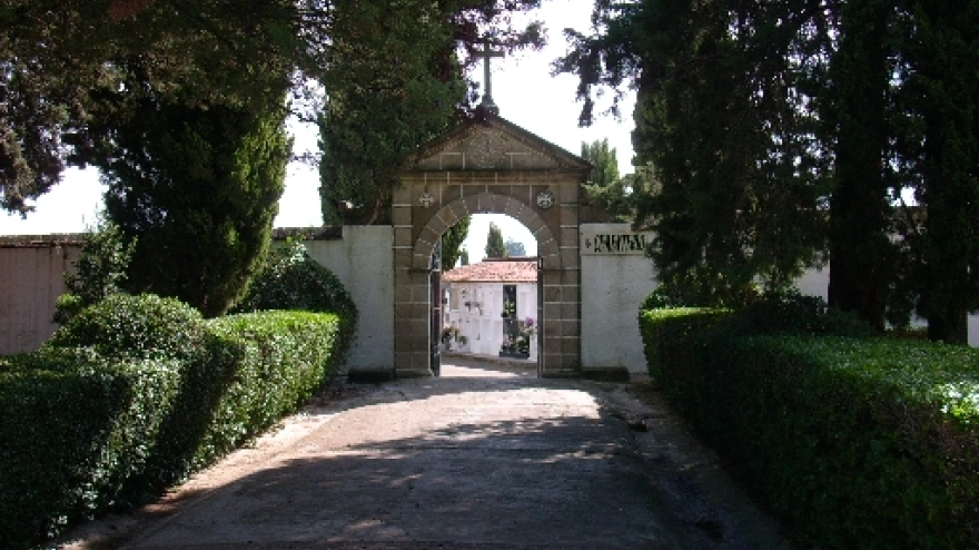 Detienen a una mujer por destrozar tumbas a martillazos en el cementerio de Torrejoncillo