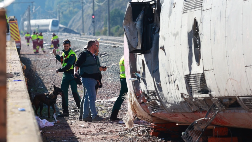 (Foto de ARCHIVO)Agentes de los Servicios de Emergencias trabajan en el lugar del accidente, a 20 de enero de 2026, en Adamuz, Córdoba, Andalucía (España). El descarrilamiento de un tren de alta velocidad y la posterior colisión con otro convoy, ocurrido en la tarde de este domingo en Adamuz (Córdoba), ha dejado un amplio operativo de emergencias en marcha, la suspensión de varias conexiones ferroviarias y una investigación abierta para esclarecer sus causas. El número de fallecidos en el descarrilamiento de trenes alcanza este martes, al menos 41 personas, siendo un total de 122 las personas atendidas por el siniestro, con 117 adultos y cinco niños. En este momento, hay 39 personas ingresadas --37 adultos y cuatro niños.Rocío Ruz / Europa Press20 ENERO 2026;UME;GUARDIA CIVIL20/1/2026