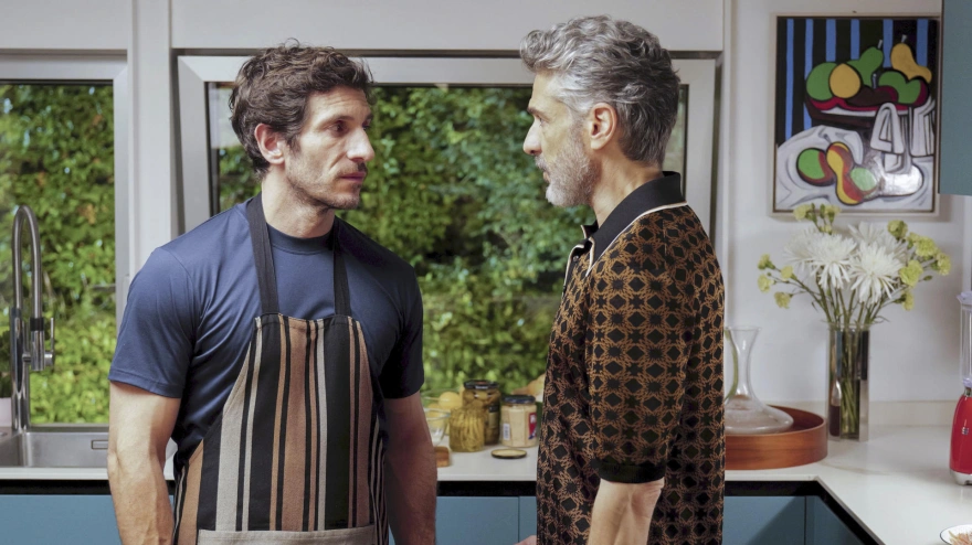 MADRID, 19/03/2026.- Los actores Quim Gutiérrez (i) y Leonardo Sbaraglia en una imagen de 'Amarga Navidad', la nueva película de Pedro Almodóvar, qye cuenta la historia de una directora de publicidad interpretada por Bárbara Lennie que afronta la muerte de su madre mientras su vida se entrelaza con la del cineasta Raúl Durán, sin que queden claros los límites entre ficción y realidad. EFE/El Deseo // Iglesias Más // SOLO USO EDITORIAL/SOLO DISPONIBLE PARA ILUSTRAR LA NOTICIA QUE ACOMPAÑA (CRÉDITO OBLIGATORIO)