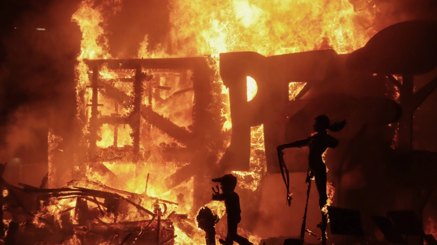 Las llamas devoraron ayer cerca de 760 monumentos en Valencia capital