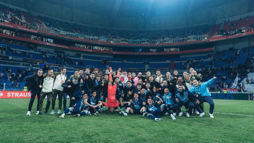 La plantilla del Celta celebra el pase a cuartos europeos con su afición