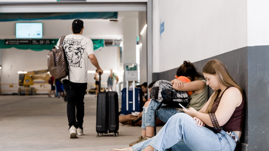 Varias personas esperan con maletas en la estación Chamartín Clara Campoamor