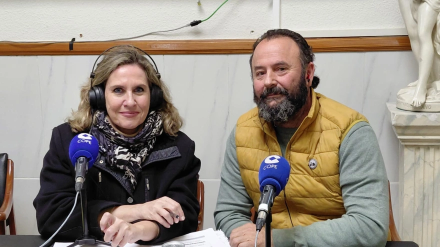 Cristina López Schlichting con Ángel Castaño, transportista de áridos y uno de los responsables de la empresa 'Hermanos Castaño', en Ocaña