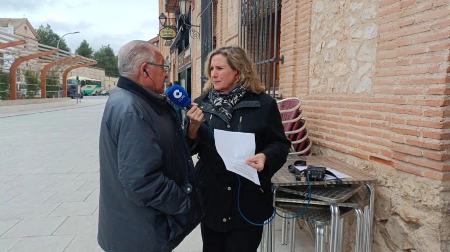 Cristina López Schlichting con Hermenegildo Esquinas, agricultor de Ocaña