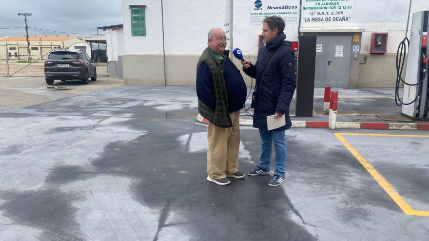 Diego González con Juan José Esquinas, responsable de una gasolinera de Ocaña