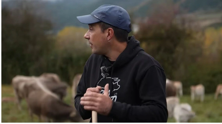 Jorge, ganadero de vacuno del Pirineo en un vídeo del canal de YouTube MP DANCAUSA, conducido por María Pilar Dancausa.