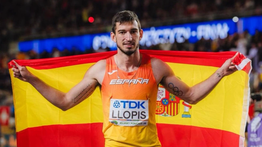 Quique Llopis celebra la medalla conseguida en los Mundiales de pista cubierta de Polonia
