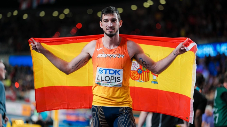 Quique Llopis posa con la bandera de España tras ganar su plata mundial