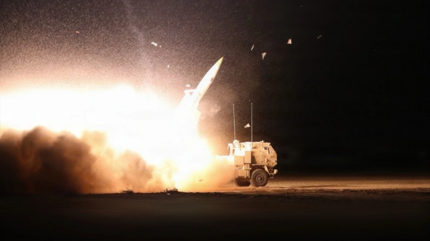 Un sistema de cohetes de artillería de alta movilidad del Ejército de EE. UU. dispara cohetes contra objetivos en Irán