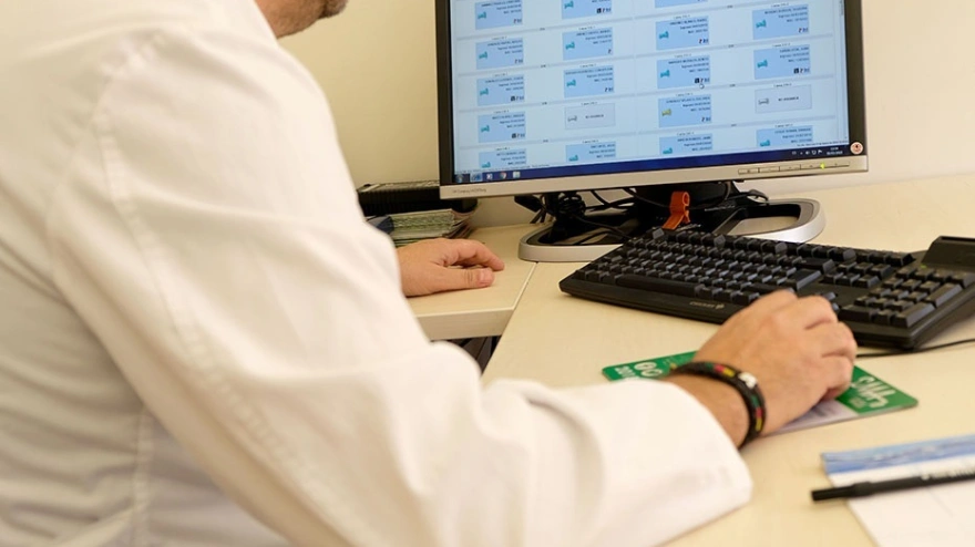 (Foto de ARCHIVO)Médico de atención primaria en consulta.REMITIDA / HANDOUT por JUNTA DE ANDALUCÍAFotografía remitida a medios de comunicación exclusivamente para ilustrar la noticia a la que hace referencia la imagen, y citando la procedencia de la imagen en la firma06/3/2019