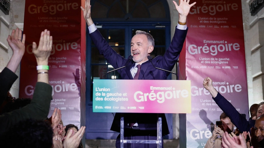 Emmanuel Grégoire, diputado de Socialistas y Aparentes y candidato a la alcaldía de París, saluda a sus seguidores tras su victoria,