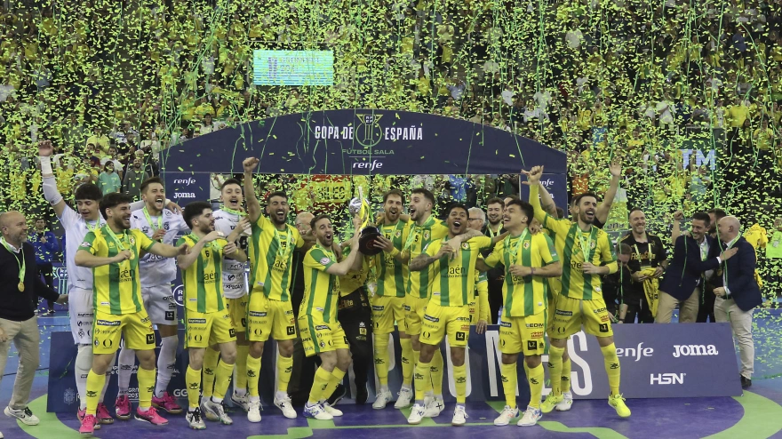 Los jugadores del Jaén celebran la victoria, tras la final de la Copa de España de fútbol sala que FC Barcelona y Jaén Paraíso Interior han disputado este domingo en el Palacio de Deportes de Granada