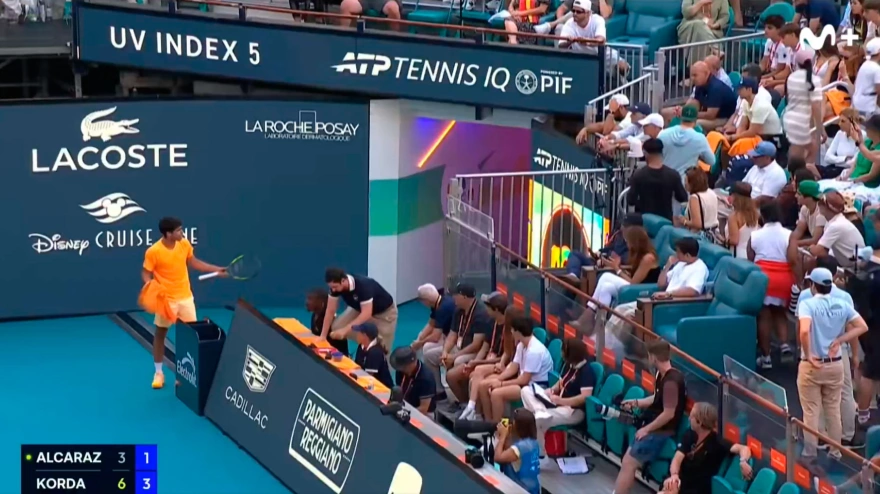 Carlos Alcaraz, durante su partido ante Korda