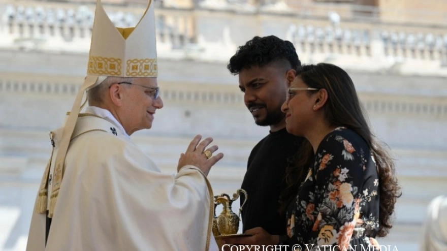 El Papa León XIV con una joven pareja