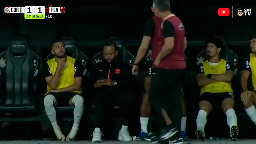 Memphis Depay explica su surrealista imagen en el banquillo con un móvil durante el partido de su equipo