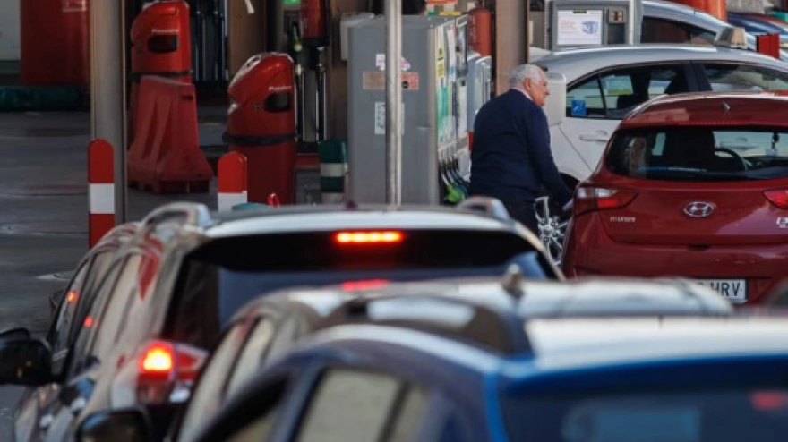 Nos recomiendan llenar los depósitos, porque el petróleo sigue subiendo
