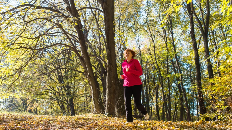 Mujer corriendo por un parque