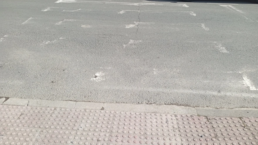 Estado de algunos pasos de peatones en Narón