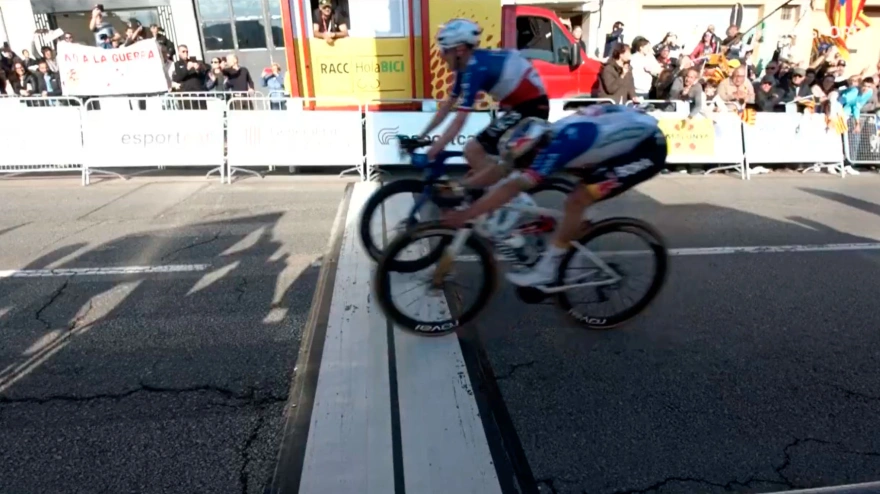 El francés Dorian Godon, primer líder de la Volta tras ganar la primera etapa