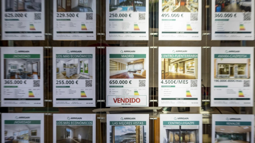 Vista del escaparate de una inmobiliaria en San Sebastián