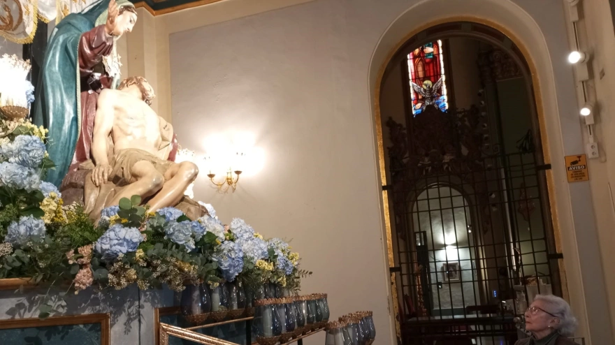 Antoñita ante la Virgen de la Piedad en Santa María