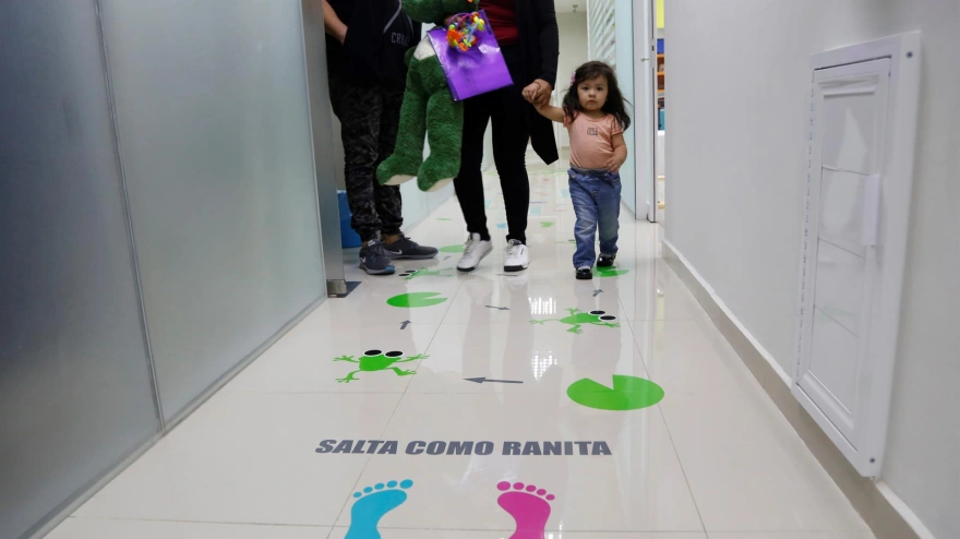 Una niña en la unidad de cuidados paliativos de un hospital