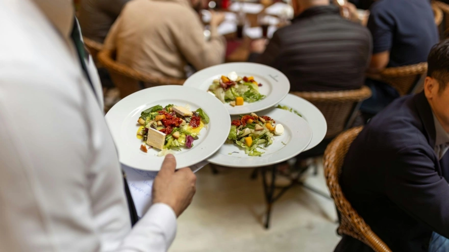 Foto de arhivo de un camarero en un local de hostelería