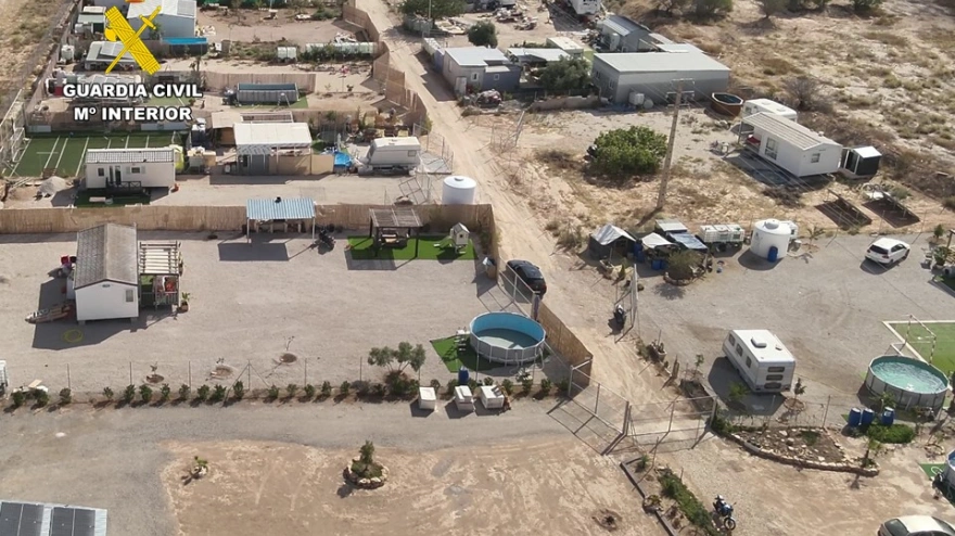 La parcela fue dividida en varias subparcelas donde se instalaron estructuras utilizadas como vivienda