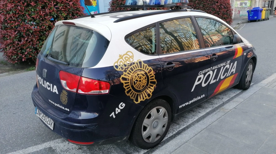 Foto de archivo de un vehículo de la Policía Nacional en una calle de Ferrol