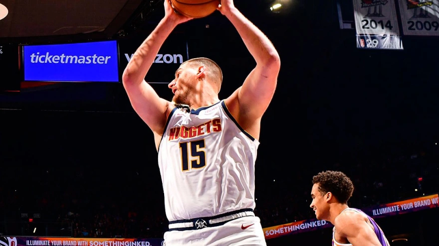 Nikola Jokic logró un impresionante triple-doble de 23 puntos, 17 rebotes y 17 asistencias.
