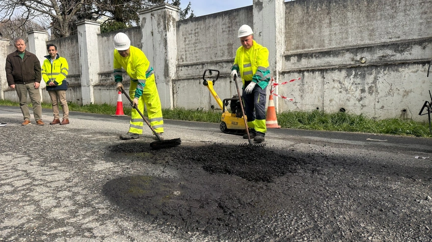 Tomè y Rey Varela durante los trabajos de rebacheo