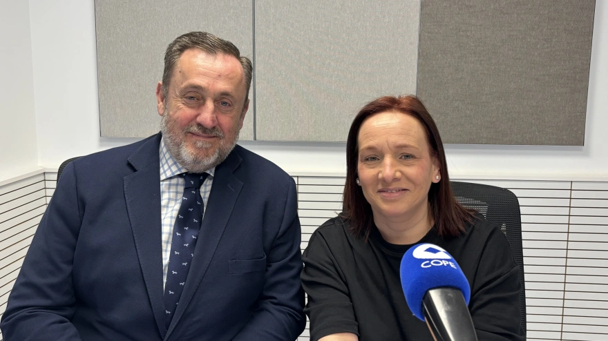 Eduardo Sáenz de Buruaga, capataz de Semana Santa en A Coruña, y Diana Cajide, mantilla